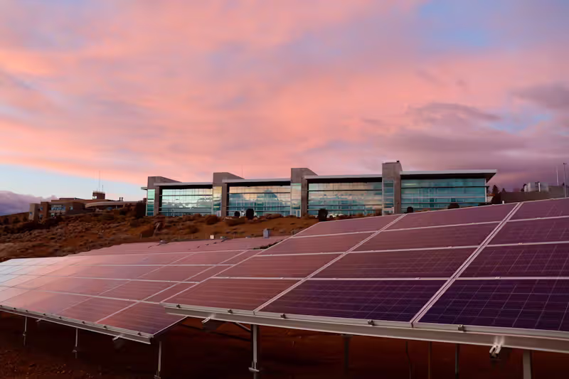 pv anlagen bei sonnenuntergang